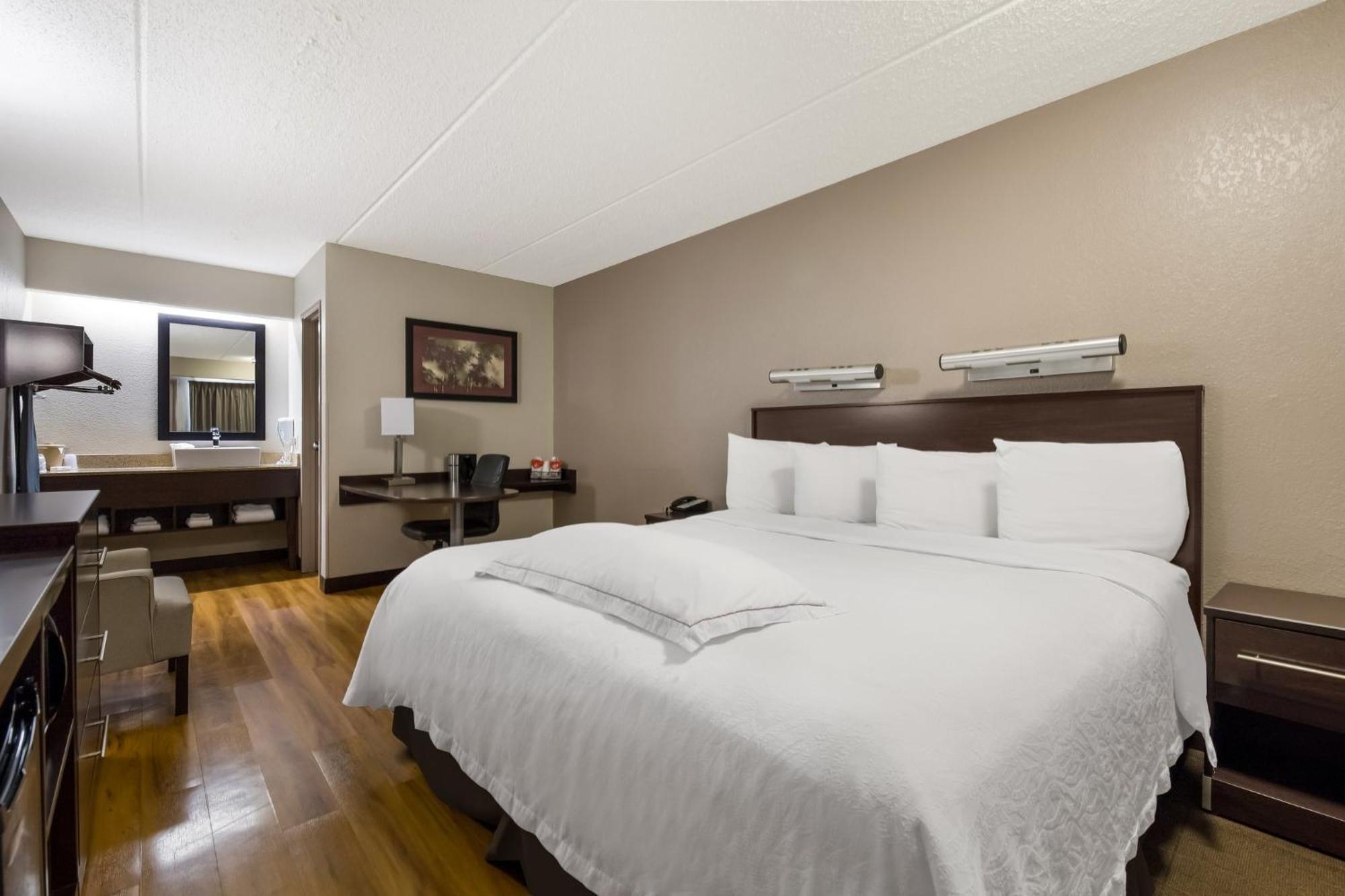 Red Roof Inn Plus+ Nashville Airport Exterior photo